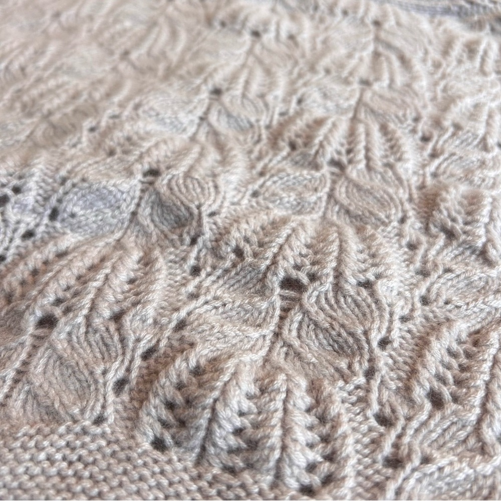 Elegant Cashmere Lace Knit Sweater - Picture 11 of 11